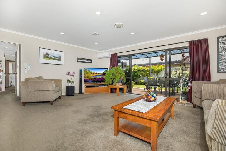 Photo of property in 11 Belfry Place, Wattle Downs, Auckland, 2103