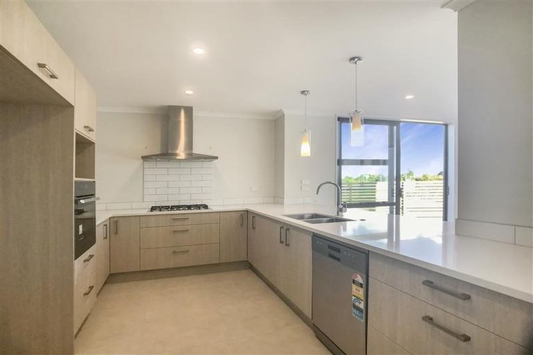 Photo of property in 28 Soaring Bird Drive, Takanini, 2112