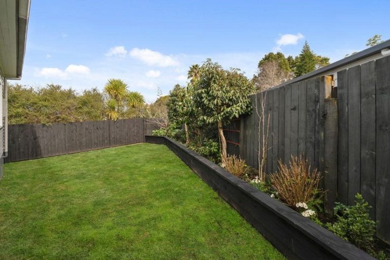 Photo of property in 2 Buisson Glade, West Harbour, Auckland, 0618