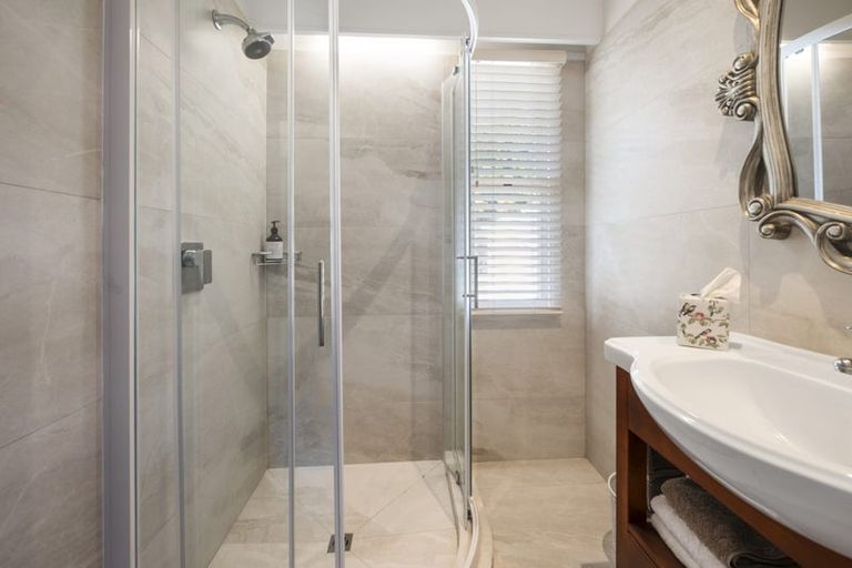 Photo of property in 15 Manahi Avenue, Kawaha Point, Rotorua, 3010