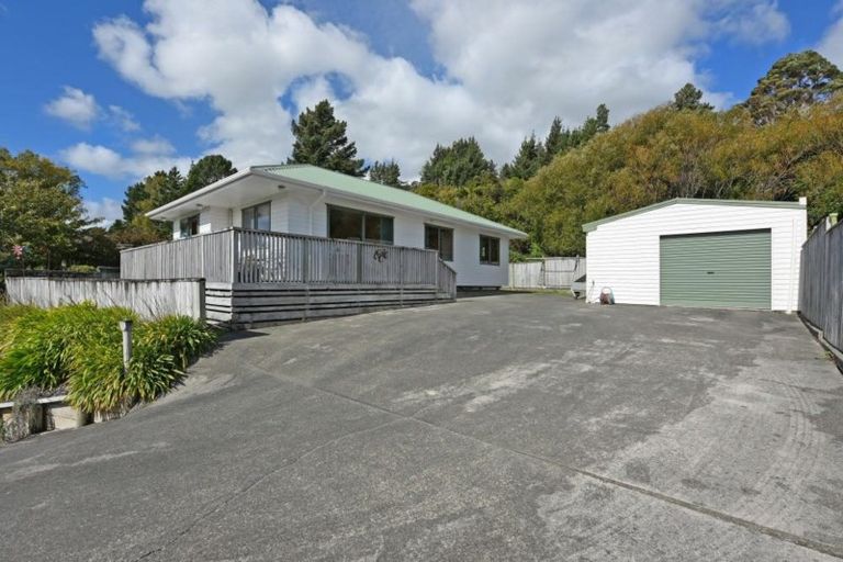 Photo of property in 2 Hillside Drive, Maoribank, Upper Hutt, 5018