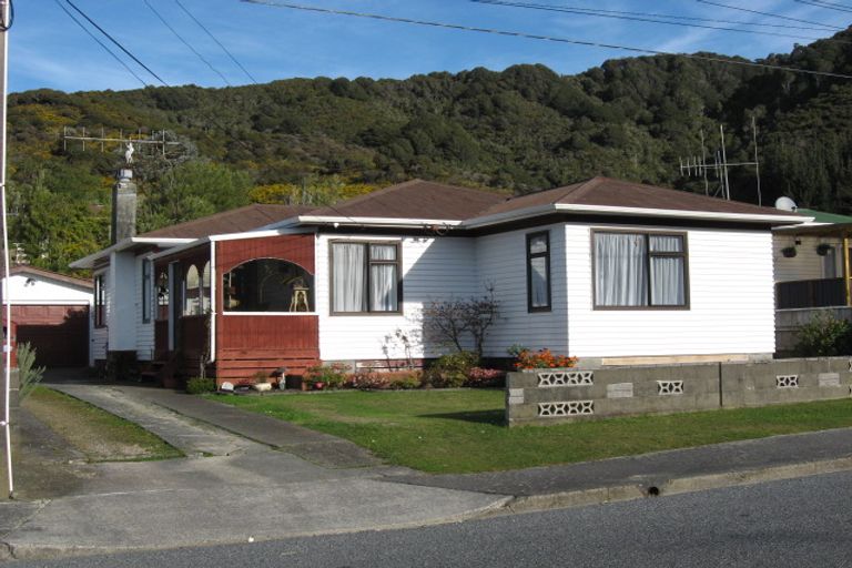 Photo of property in 3 Gardiner Grove, Wainuiomata, Lower Hutt, 5014