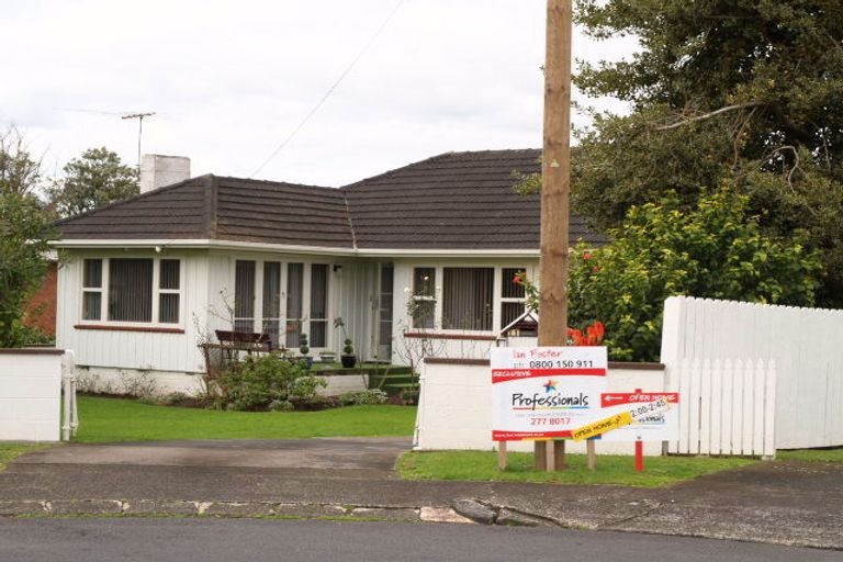 Photo of property in 9 Staines Avenue, Mangere East, Auckland, 2024