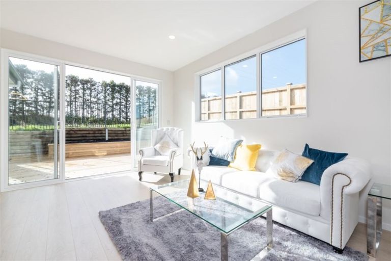 Photo of property in 13 Barrique Road, Kumeu, 0810