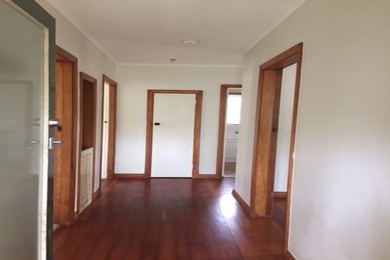 Photo of property in 1/30 Hillcrest Avenue, Hillcrest, Auckland, 0627