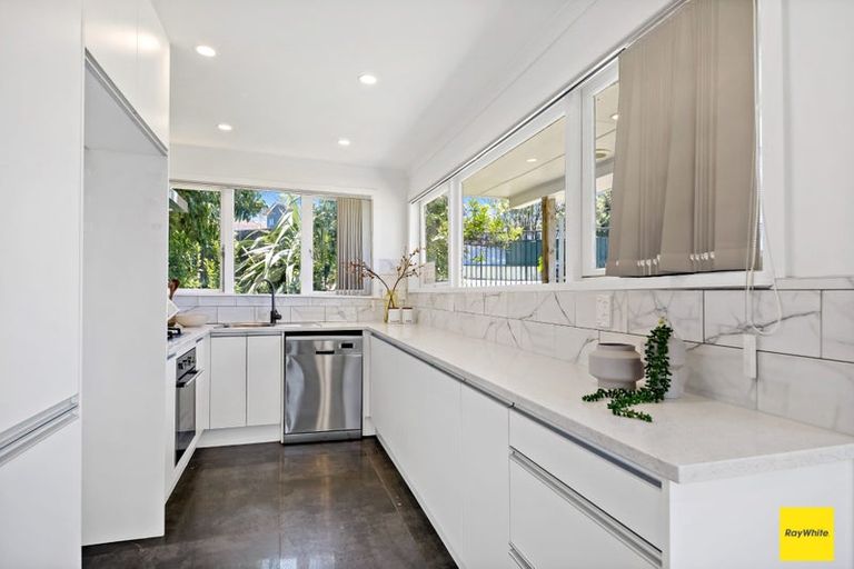 Photo of property in 2 Glengarry Road, Glen Eden, Auckland, 0602