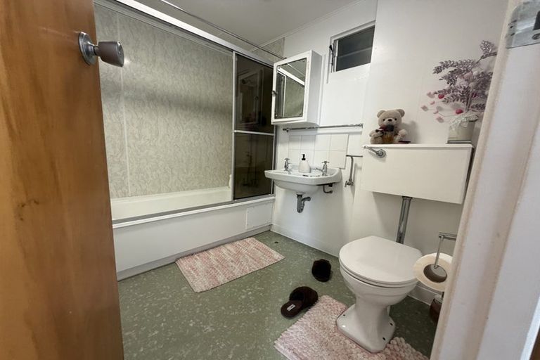 Photo of property in Churchill Flats, 213 The Terrace, Wellington Central, Wellington, 6011