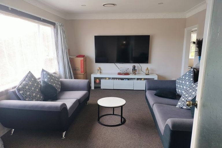 Photo of property in 11 Miles Crescent, Newlands, Wellington, 6037