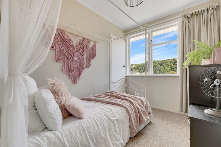 Photo of property in 70 Champion Street, Cannons Creek, Porirua, 5024