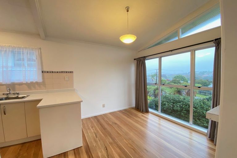 Photo of property in 122 Vodanovich Road, Te Atatu South, Auckland, 0610