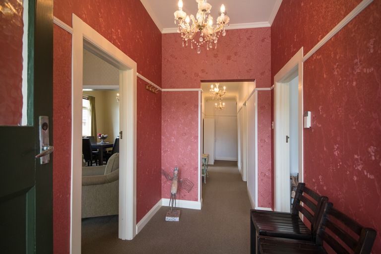 Photo of property in 402 Featherston Street, Palmerston North, 4414