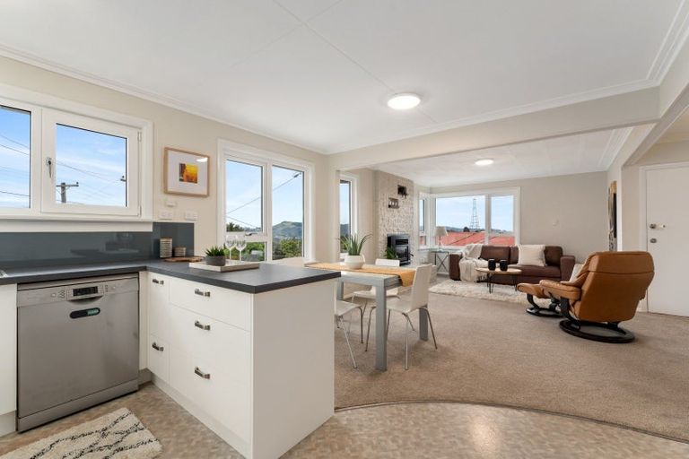 Photo of property in 9 Honeystone Street, Helensburgh, Dunedin, 9010