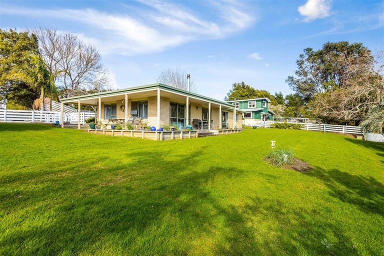 Photo of property in 192 Muriwai Valley Road, Muriwai, Waimauku, 0881