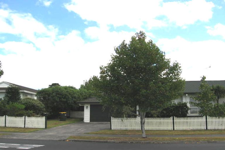Photo of property in 62 Unsworth Drive, Unsworth Heights, Auckland, 0632