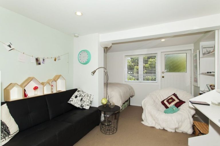 Photo of property in 39 Lyons Avenue, Murrays Bay, Auckland, 0630