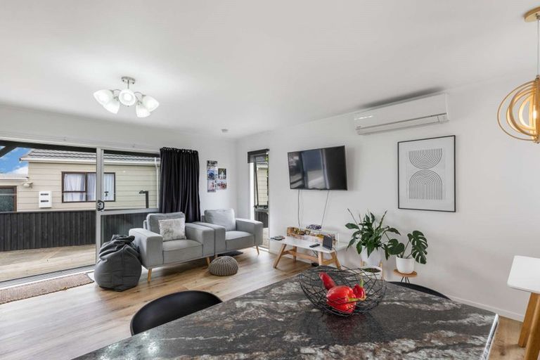 Photo of property in 22 Edgewater Parade, Waiuku, 2123