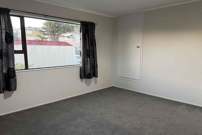 Photo of property in 26a Cheltenham Terrace, Newlands, Wellington, 6037
