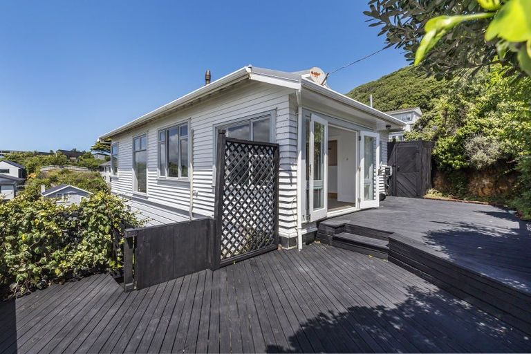 Photo of property in 24 Hungerford Road, Lyall Bay, Wellington, 6022