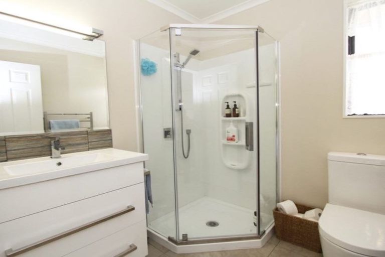 Photo of property in 1 Berkshire Terrace, Massey, Auckland, 0614