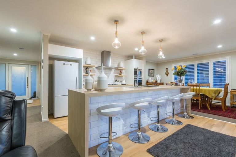 Photo of property in 86 Queen Charlotte Drive, Aotea, Porirua, 5024