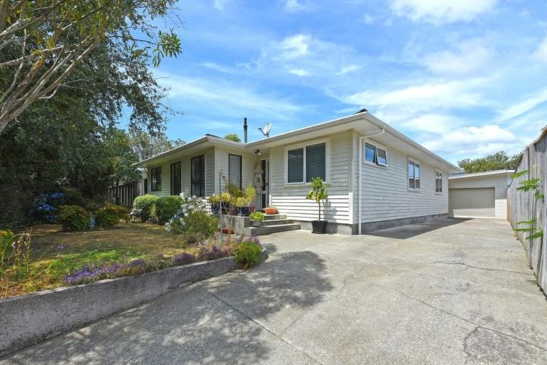 Photo of property in 12 Indiana Grove, Totara Park, Upper Hutt, 5018