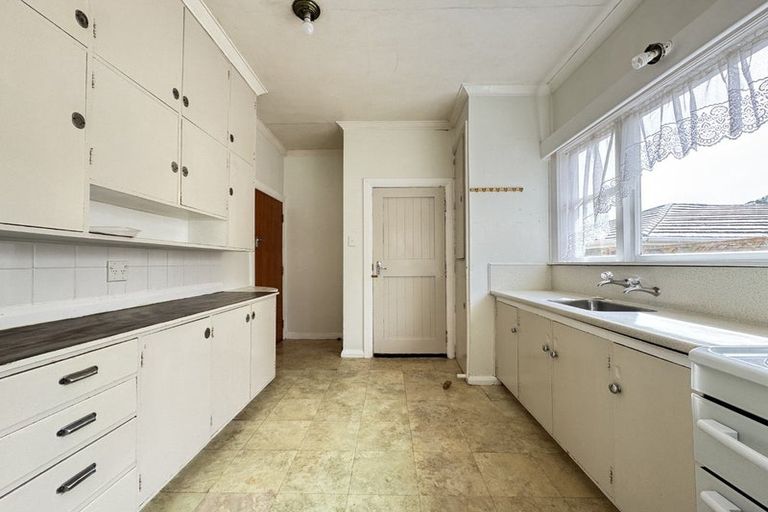 Photo of property in 17 Raroa Terrace, Tawa, Wellington, 5028