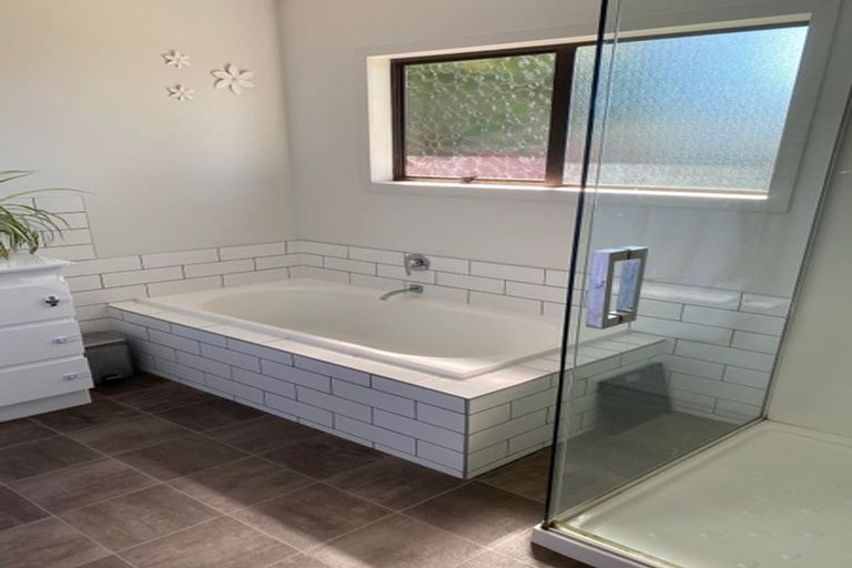 Photo of property in 68 Bruce Mclaren Road, Henderson, Auckland, 0612