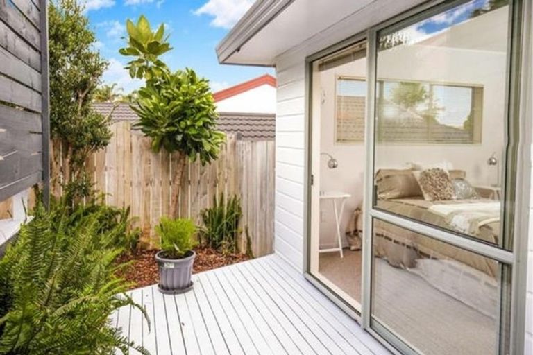 Photo of property in 1 Bridgehead Cove, West Harbour, Auckland, 0618