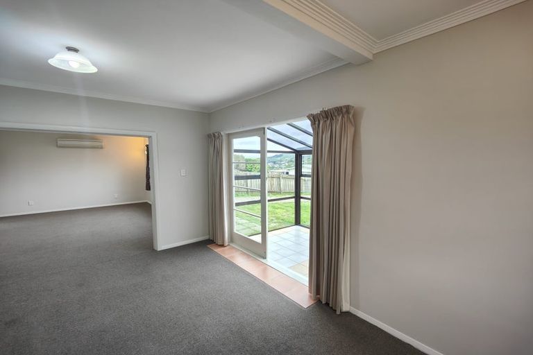 Photo of property in 9 Kereru Bend, Tawa, Wellington, 5028