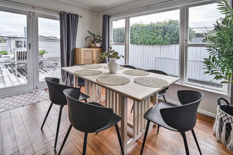 Photo of property in 15 Lipscombe Crescent, Havelock North, 4130