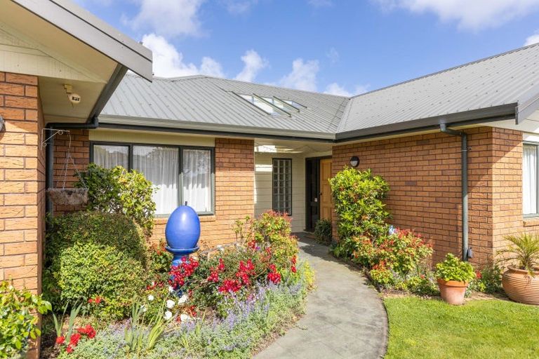 Photo of property in 16 Kinross Drive, Merrilands, New Plymouth, 4312