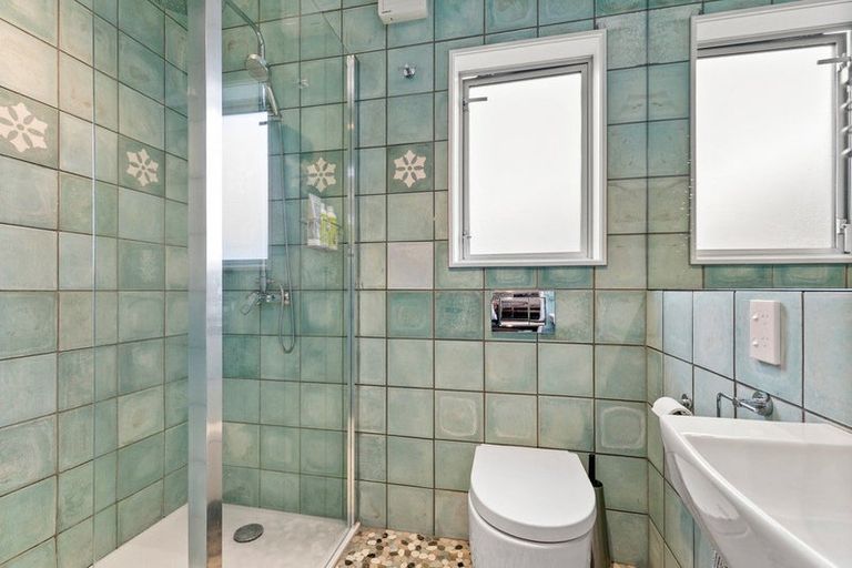 Photo of property in 10 Cave Road, Houghton Bay, Wellington, 6023