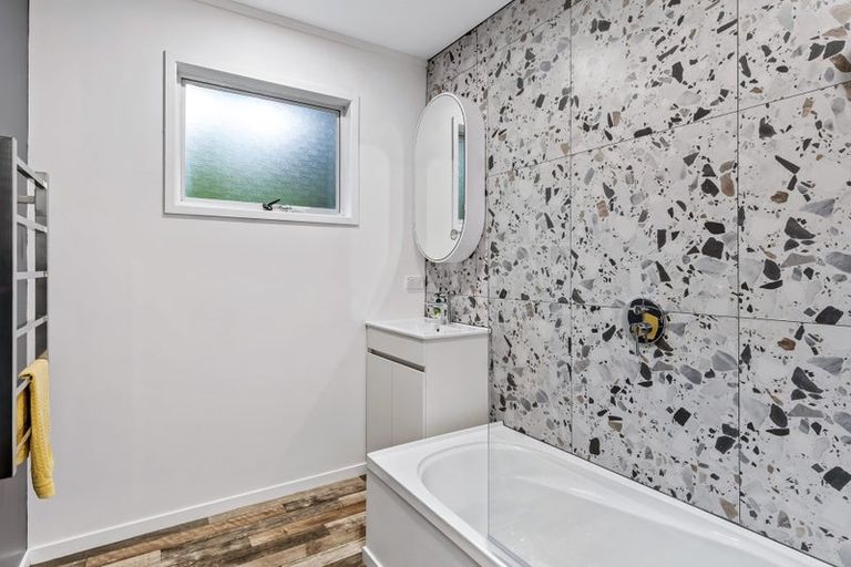 Photo of property in 2/94 Kaurilands Road, Titirangi, Auckland, 0602