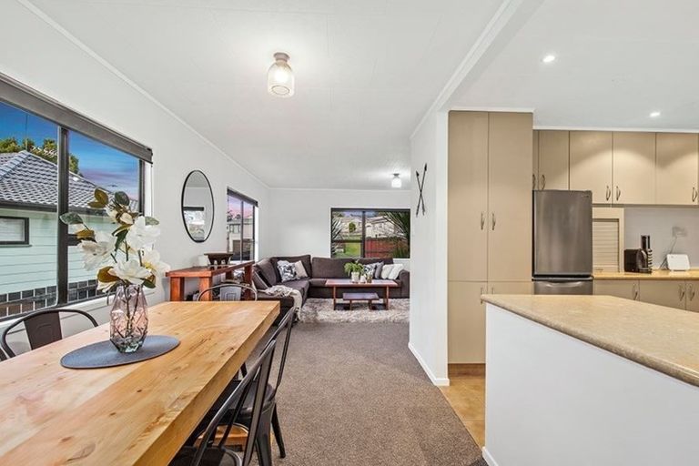 Photo of property in 9 West Harbour Drive, West Harbour, Auckland, 0618