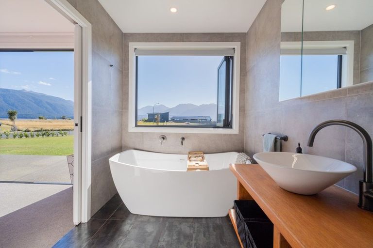 Photo of property in 10 Red Deer Place, Te Anau, 9600