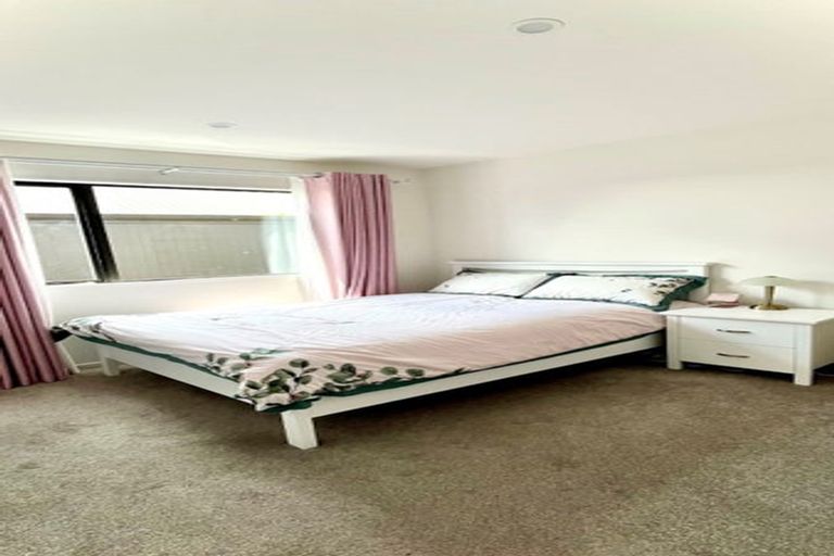 Photo of property in 12e Kelwyn Road, Kelston, Auckland, 0602