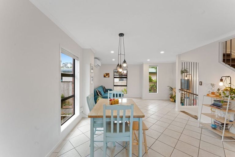 Photo of property in 7 Barnea Circle, Glen Eden, Auckland, 0602