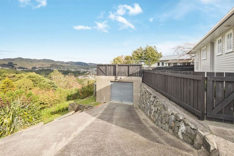 Photo of property in 19 Toporoa View, Ascot Park, Porirua, 5024