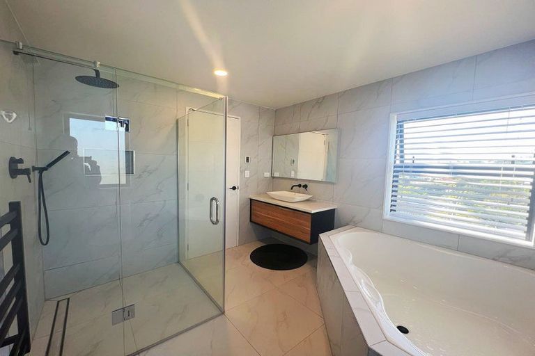 Photo of property in 25 Kiteroa Terrace, Rothesay Bay, Auckland, 0630
