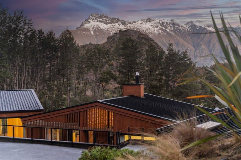 Photo of property in 18 Falcon Heights, Mount Creighton, Queenstown, 9371