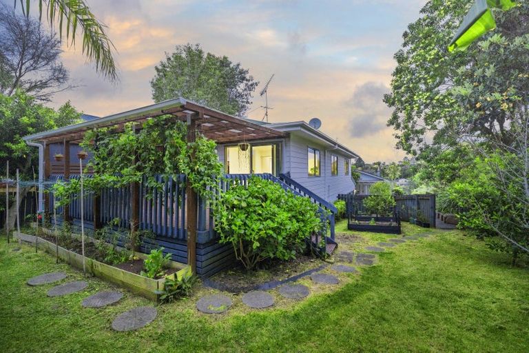 Photo of property in 2/8 Tallington Crescent, Torbay, Auckland, 0630