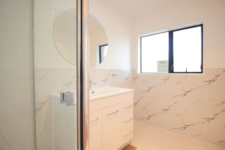 Photo of property in 38 Awaroa Road, Sunnyvale, Auckland, 0612