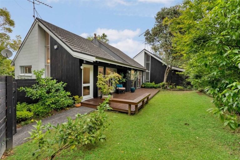 Photo of property in 1/41 Ravenwood Drive, Forrest Hill, Auckland, 0620