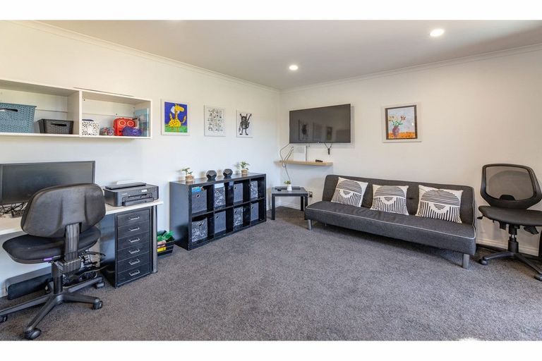 Photo of property in 10 Coolspring Way, Redwood, Christchurch, 8051