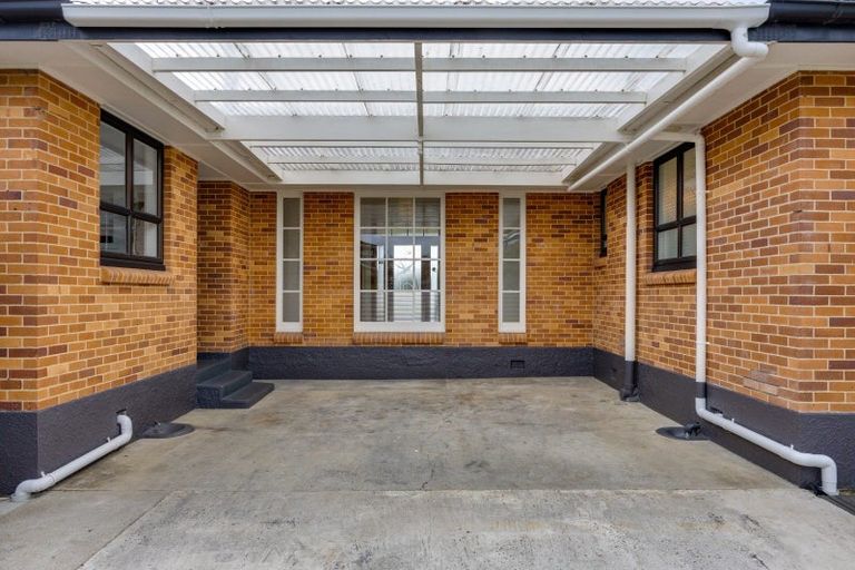 Photo of property in 65 Kiwi Esplanade, Mangere Bridge, Auckland, 2022