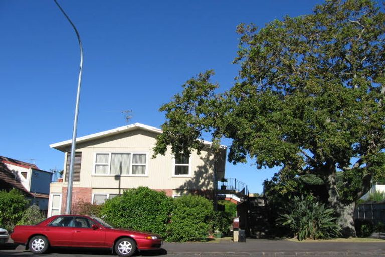 Photo of property in 1/221 Hurstmere Road, Takapuna, Auckland, 0622