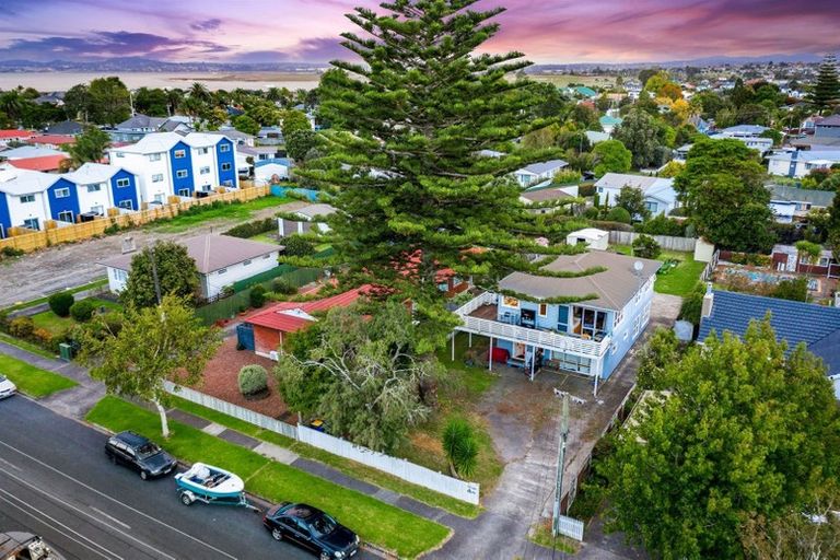 Photo of property in 14 Yeovil Road, Te Atatu Peninsula, Auckland, 0610