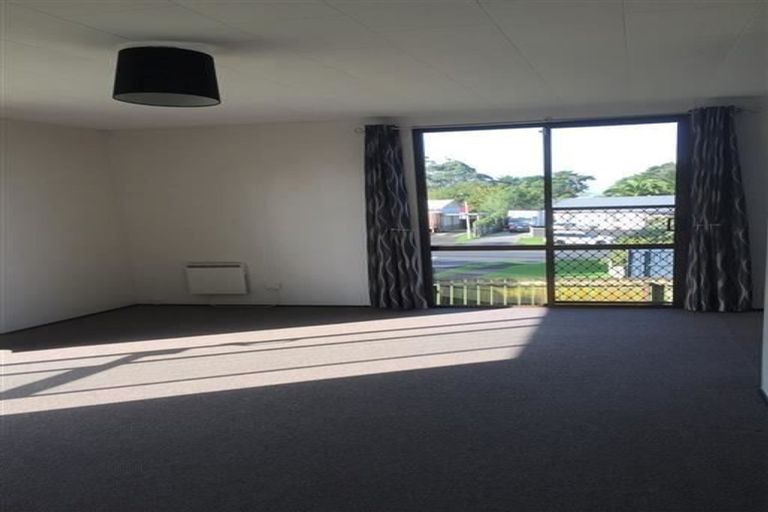 Photo of property in 1/4 Hanson Place, West Harbour, Auckland, 0618