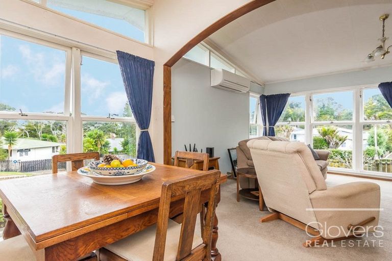 Photo of property in 5 Thuja Street, Green Bay, Auckland, 0604