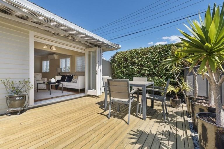 Photo of property in 1/19 Stanley Avenue, Milford, Auckland, 0620